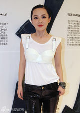 组图：霍思燕内衣外穿霸气外露 分享扮靓心得 