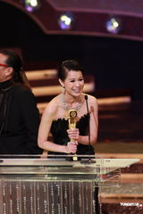 组图：胡杏儿喜获视后泪洒现场 黄宗泽拥抱庆贺