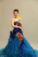 组图：孙茜出席时尚盛典 蓝色优雅羽翼长裙艳压群芳