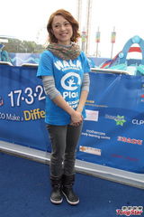 组图：郑伊健欧倩怡步行筹款 致力公益很开心