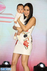 组图：钟丽缇授育儿经 自曝有意直播生产第四胎