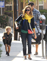 高清组图：杰西卡-阿尔芭一家四口外出其乐融融