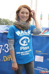 组图：郑伊健欧倩怡步行筹款 致力公益很开心