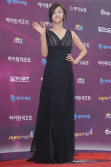 组图：百想红毯朴有天帅气 女星主打黑裙秀性感