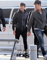 组图：金秀贤全智贤机场重聚 黑白配登对