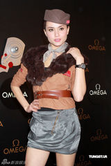 幻灯图集：阮经天艳福不浅 与三位名模一同代言