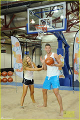 组图：甜心妮娜深V性感 当拉拉队为帕森斯加油