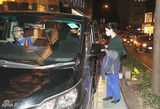 组图：王菲香港逛街一脸病容 见记者慌张上错车