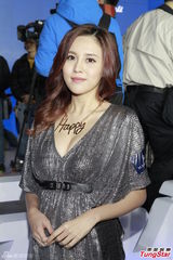 组图：张智霖皮衣有型 同场女星露底抛奶斗性感