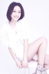 组图：张俪纯色写真秀无瑕美肌 空灵演绎白色恋人