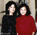 组图：邓丽君与好友珍贵合影 青霞热吻成龙搂肩