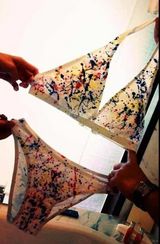 组图：许茹芸着黑色长裙 亲自设计比基尼