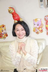 组图：惠英红新春下厨包金钱水饺 称要“封腿”