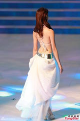 组图：港姐大尺度深V秀乳沟 背部全裸纤腰曼妙