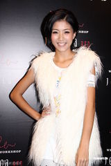 组图：陈嘉桓为品牌走秀 与羽翘白衣比靓