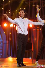 组图：郑少秋热舞扭腰不断 容祖儿不惧男友吃醋