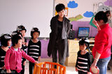 组图：李宇春探访听障儿童 玉米爱心公益继续