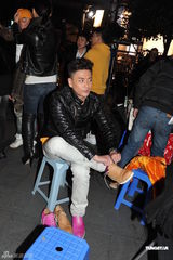 组图：《喜上加囍》杀青封街 数百群众演员街头热舞