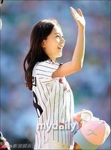 组图：韩星白珍熙为棒球比赛开球清纯阳光