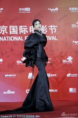 组图：巩新亮玩命勒胸夸张麒麟臂似巫婆