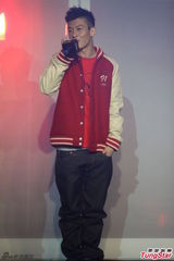 组图：陈冠希亮相上海 问及阿娇怒瞪记者