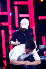 组图：崔健亮相《歌声传奇》唱响摇滚老歌