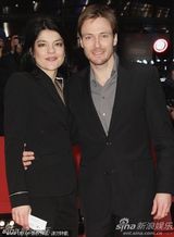 高清：《未来》首映礼 女导演米兰达挽两男走红毯