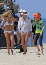 阿普顿比基尼豪放抖奶 迪亚兹衬衫蔽体羞比美