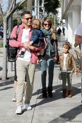 组图：阿尔芭一家外出用餐 爱女潮装初长成