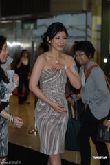 组图：谢婷婷红唇透视装现身 黄奕斑马纹短裙斗艳  