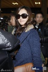 组图：f(x)少女时代Beast等亮相机场展休闲时尚风采