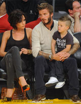 组图：好男人典范！小贝带孩子辣妹负责扮靓