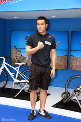 组图：张孝全不知杨佑宁恋情 骑单车险酿车祸