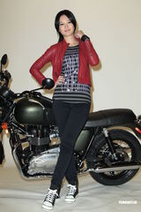 组图：吴建豪和女友感情稳定 与安心亚首合作广告