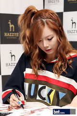 组图：4minute泫雅粉丝签名会 清新亮相现场