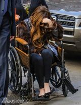 组图：Gaga步行去瑜伽治疗 坐轮椅众人护驾