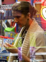 组图:席琳-迪翁独自为圣诞采购 皮肤松弛显苍老