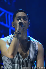 高清组图：神话上海演唱会晒肌肉后抱秀亲密