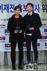 组图：CNBLUE姜珉赫FTIsland李在真任母校大使