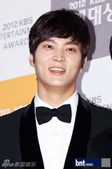 组图：刘在石UEE等韩众星亮相KBS演艺大奖红毯