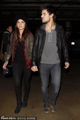 组图：暮光狼人泰勒与女友街头甜蜜牵手秀恩爱