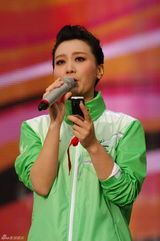 高清图：谭晶再唱《生死不离》 与志愿者为玉树祈福