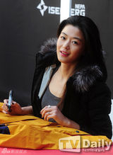 组图：全智贤亮相活动 紧身裤秀修长完美腿型