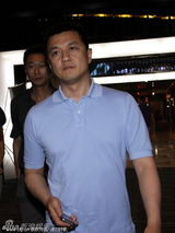 组图：王菲李亚鹏影院看电影 波点衣裙干练知性