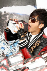 高清图：罗志祥新碟大卖兴奋难掩 豹纹装亮相签唱