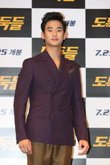 高清组图：金秀贤金慧秀牵手造势全智贤露背抢镜