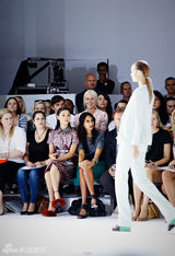 组图：陈燃夏雨现身时装周 打造优雅知性女性形象