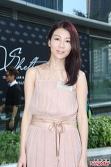 组图：陈慧琳露蛮腰亮相 称早替爱子报学校