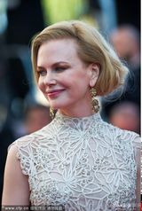 组图：妮可走秀精致长裙华贵 与李安牵手热聊