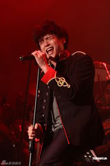 组图：倪安东英式军礼服献唱 Ella录VCR助阵